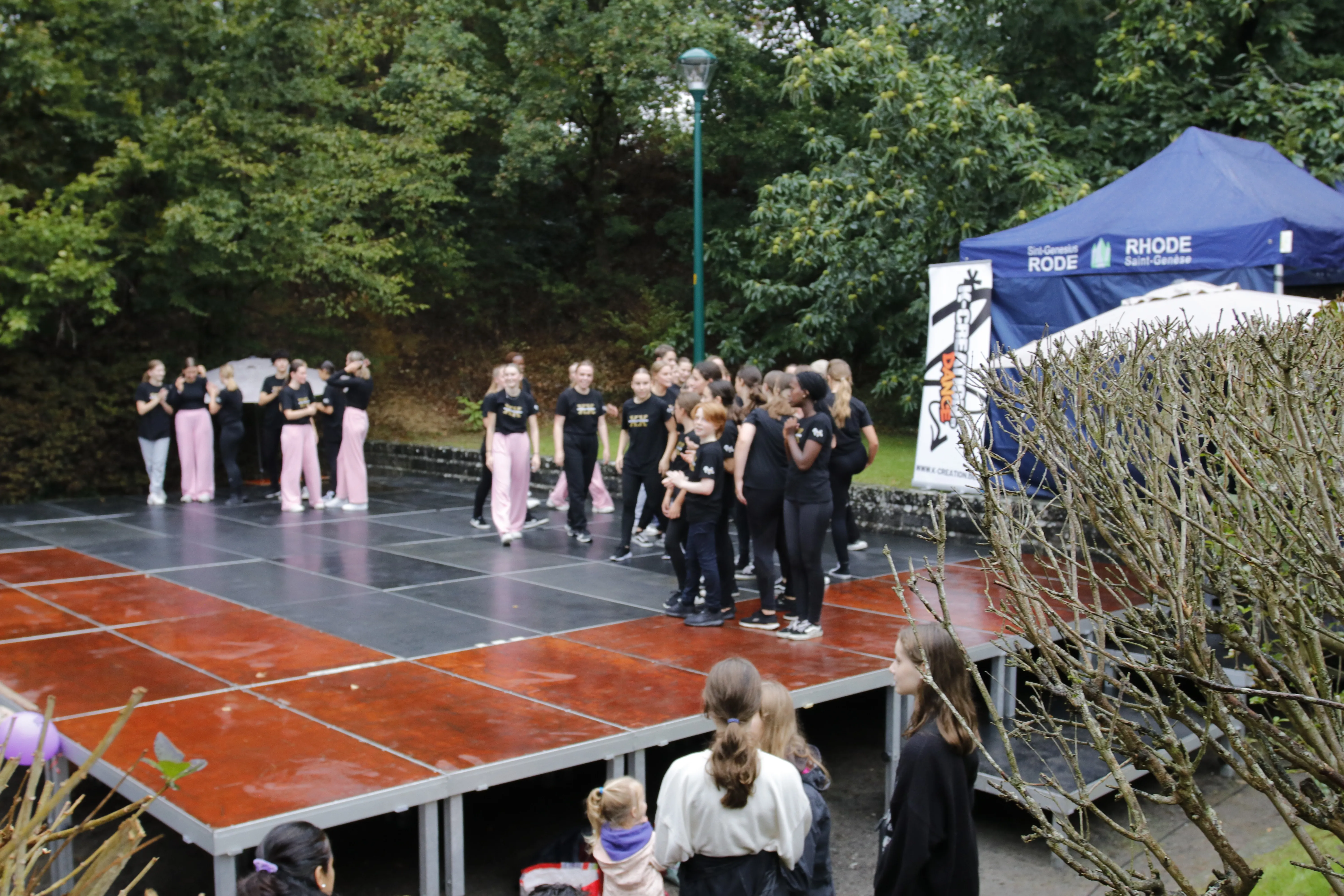 K-Creation Dance aan het optreden op de jaarmarkt van Rode